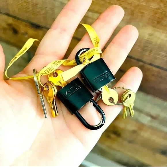 Tumi VTE Leather Carryall Overnight/Weekender/Duffle Bag W Locks - Picture 10 of 10